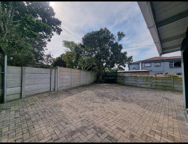 6 BEDROOM FREESTANDING FOR SALE IN DANA BAY